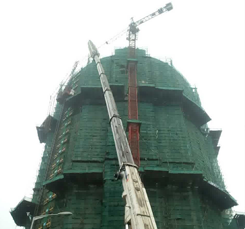 安定吊车在工地上作业